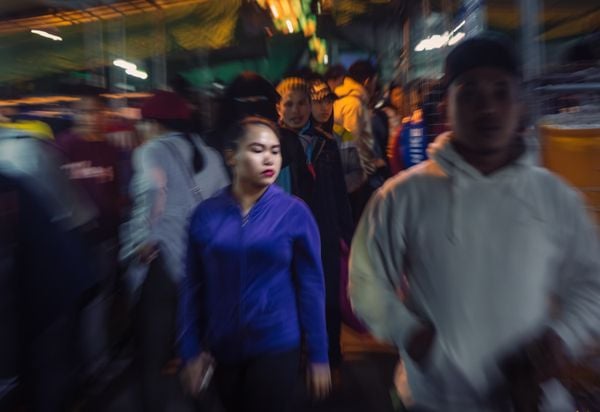 Shoppers at the Baguio Night Market thumbnail
