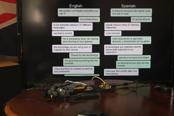 The translated conversation is displayed on a monitor.