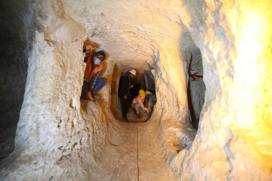 Workers in a tunnel with multiple entry points