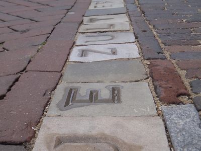 De Letters van Utrecht is a street poem that will continue indefinitely. 