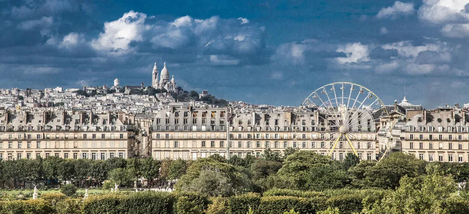  Le Musée d’Orsay with Sacré Coeur on the horizon 