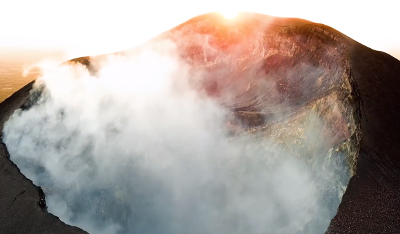 Smithsonian Geologist Liz Cottrell answers your questions in the National Museum of Natural History’s YouTube series, “The Doctor Is In.” (Smithsonian Institution)   