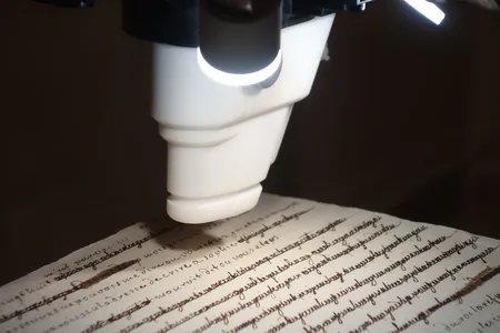 An X-ray fluorescence scanner analyzes correspondence of Marie Antoinette and Fersen at France&rsquo;s National Archives.