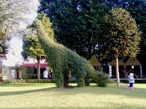 20110520083212brachiosaurid-topiary-300x225.jpg