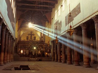 At the Church of the Nativity, three rival Christian groups use their caretaking duties to maintain their claims to the basiilica.