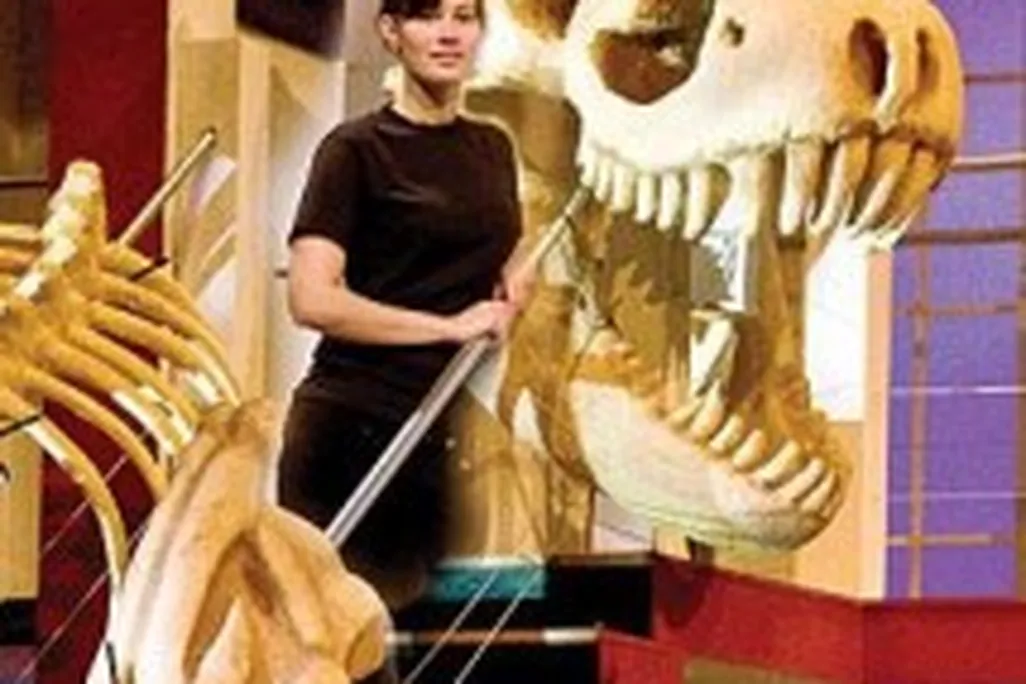 20110520083130lola-dinosaur-skeleton-214x300.jpg