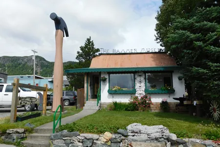 To grab pedestrians&rsquo; attention, Pahl built a 19-foot-tall hammer and erected it on the lawn in front of the museum in 2007.