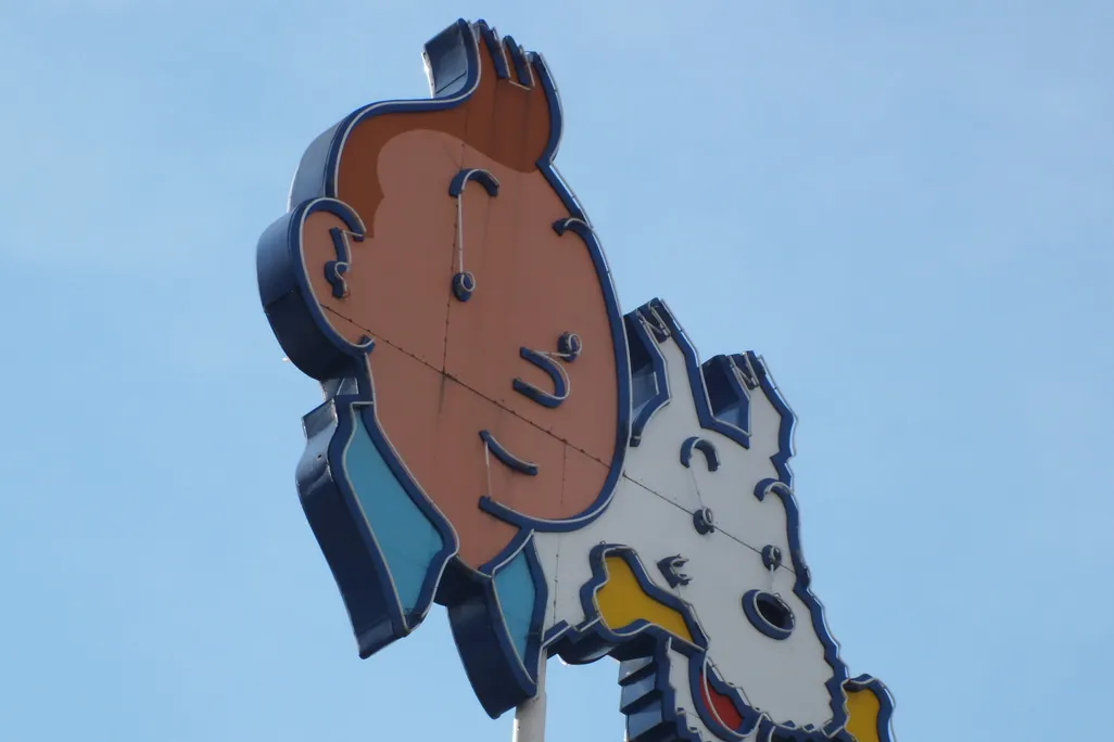 Tintin_and_Snowy_on_the_roof.jpg