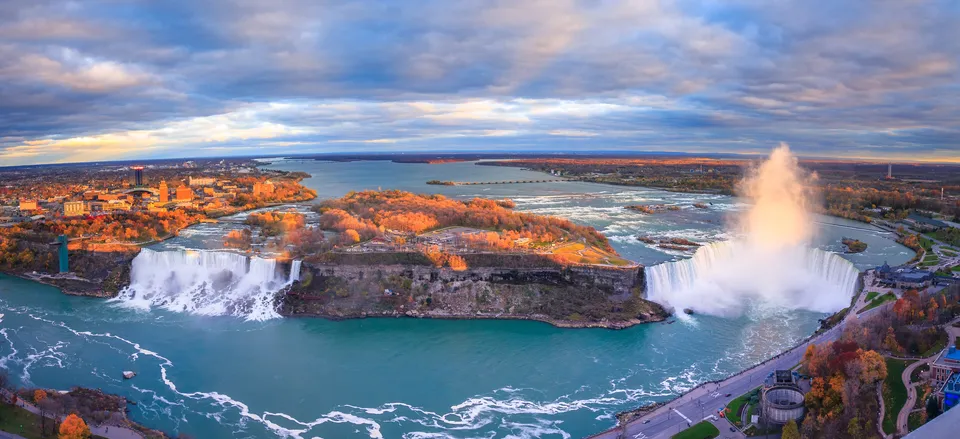  The majestic Niagara Falls 