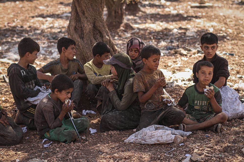 Syria... The landfill is a source of food for Idlib's children ...