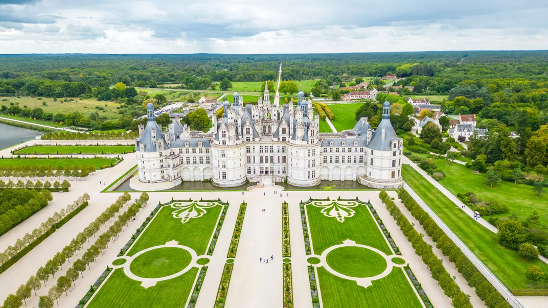 The château of Chambord amid its gardens