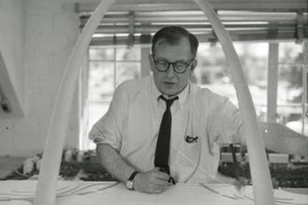 Saarinen working with a model of the arch in 1957
