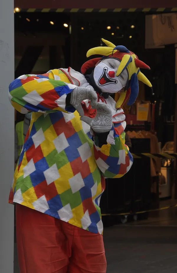 A clown in the city of Frankfurt thumbnail