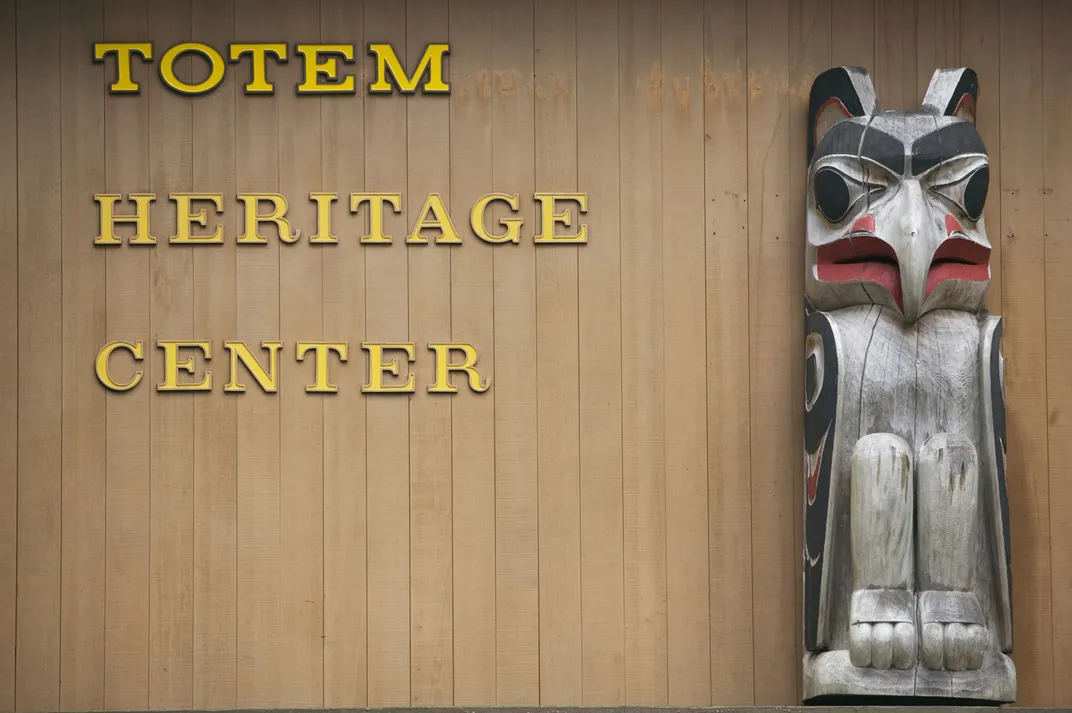 File:Totem Poles at the Captain Cook Birthplace Museum.jpg - Wikipedia