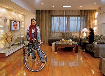 Teenager Chen Daidai and her mother, Hu Shuzhen, a part-time real estate agent, live in an apartment that the family owns in Wenzhou, a hub of manufacturingand growing prosperity (from A Tale of Two Chinas)