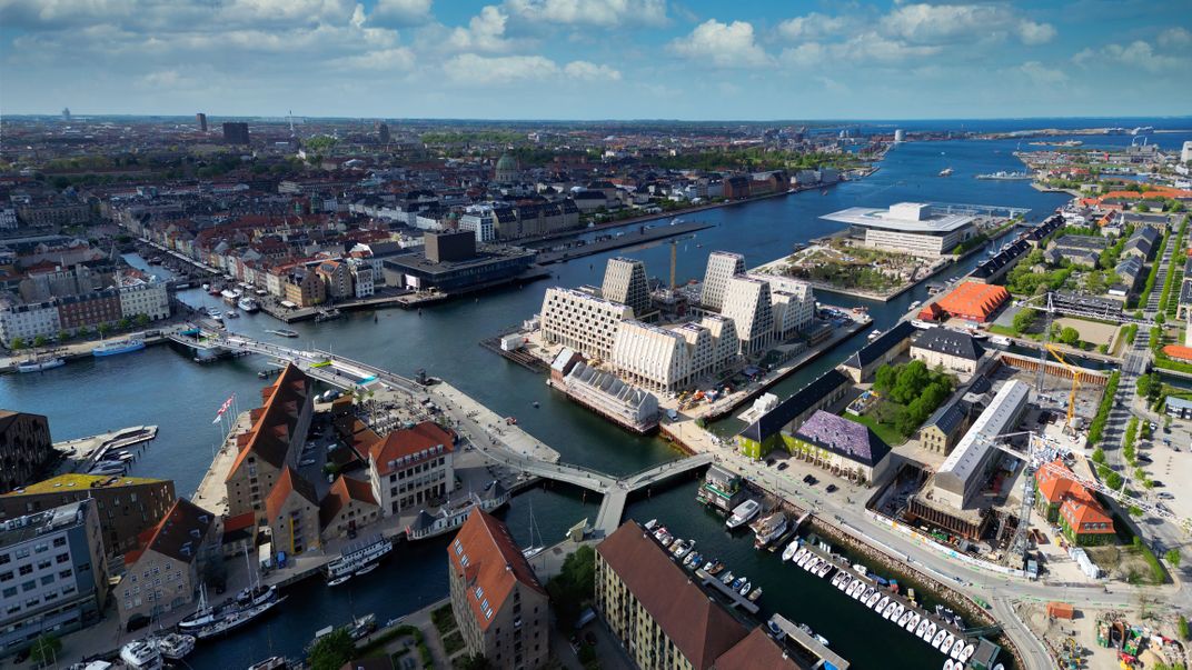 An innovative foot and bicycle bridge connects historic Nyhavn and modern Christianshavn