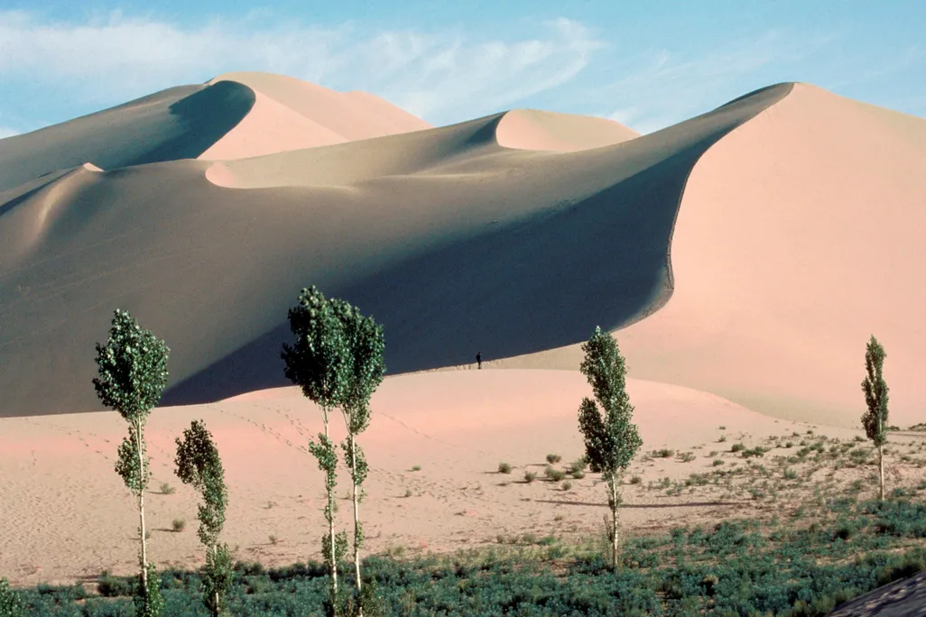 Singing dunes