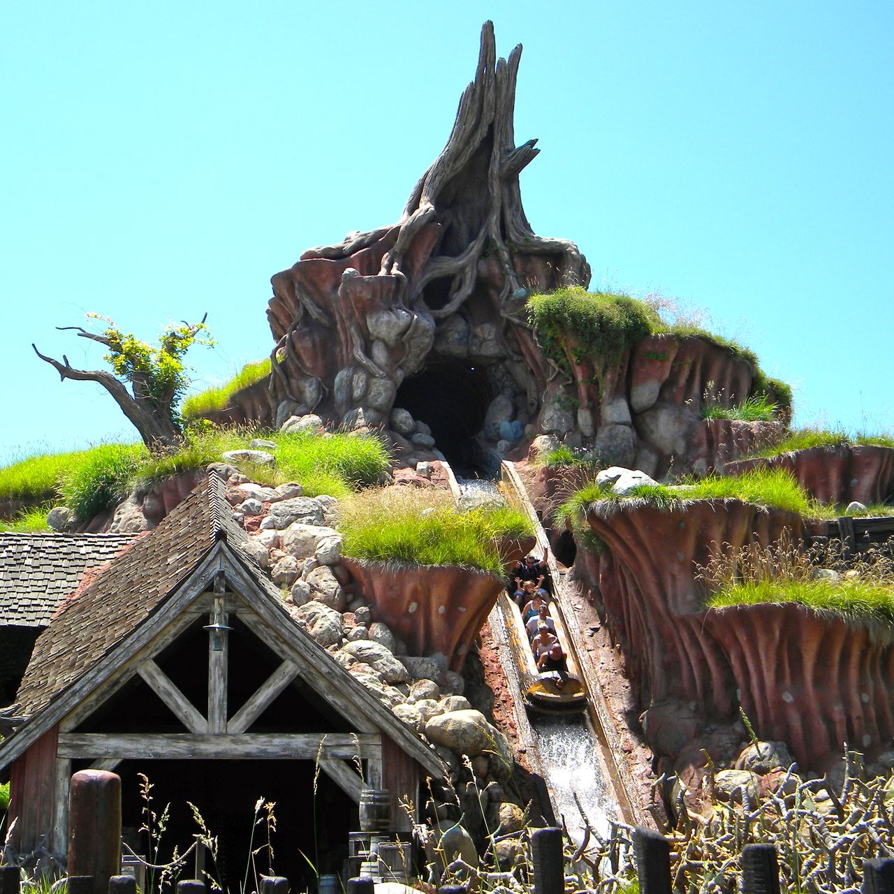 Disney's Controversial Splash Mountain Ride Has Officially Closed