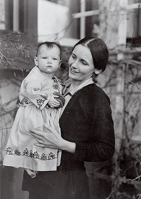 Ann Axtell Morris in the field with daughter Sarah Lane Morris