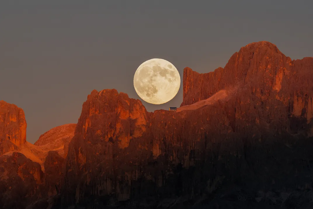 moonrise_perfection_over_the_dolomites__fabian_dalpiaz.jpg