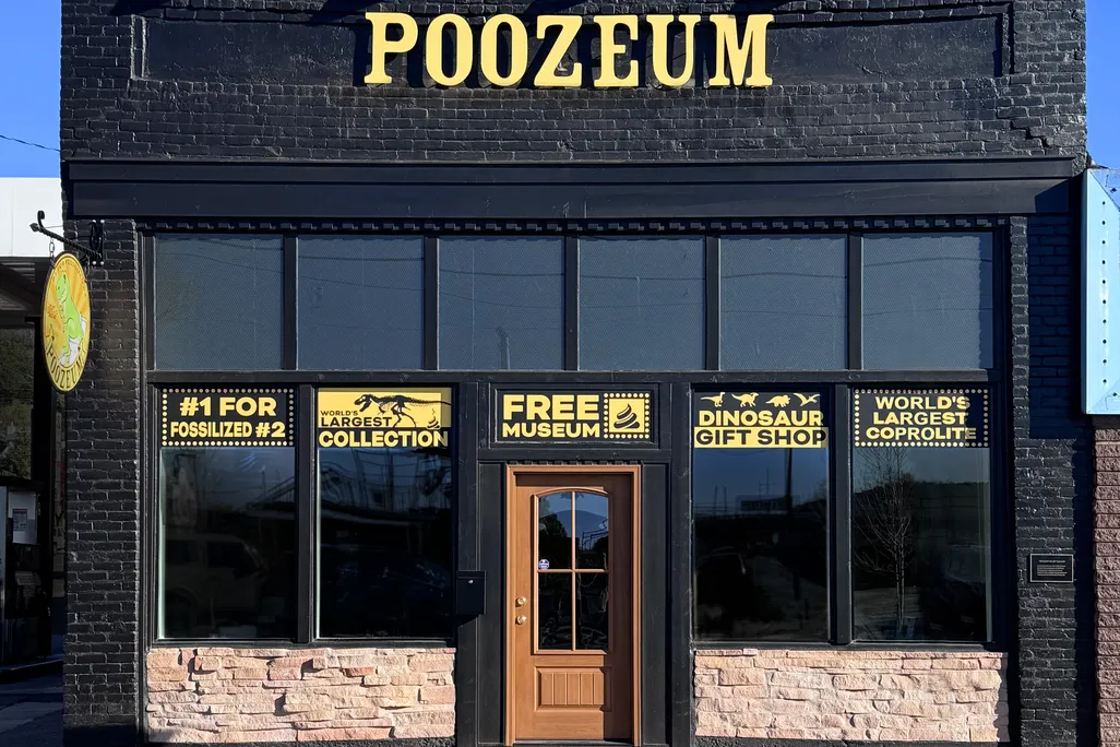 Exterior of a building with the word POOZEUM near the top