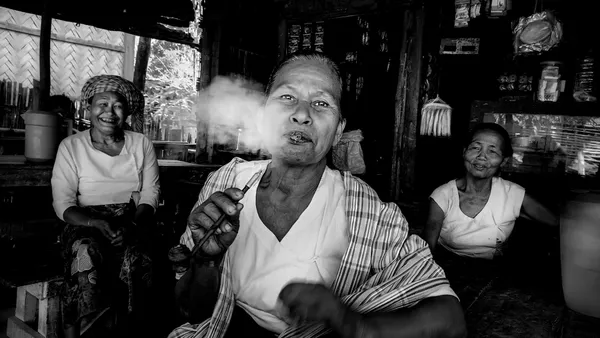 SMOKER WOMAN thumbnail
