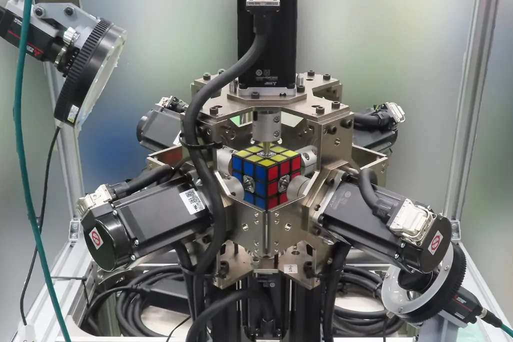 A Rubik's cube is held within the motors of TOKUFASTbot, developed by Mitsubishi Electric