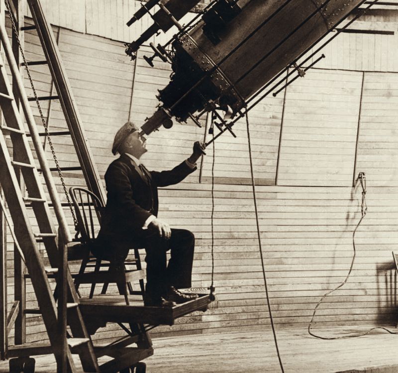 Percival_Lowell_observing_Venus_from_the_Lowell_Observatory_in_1914.jpg