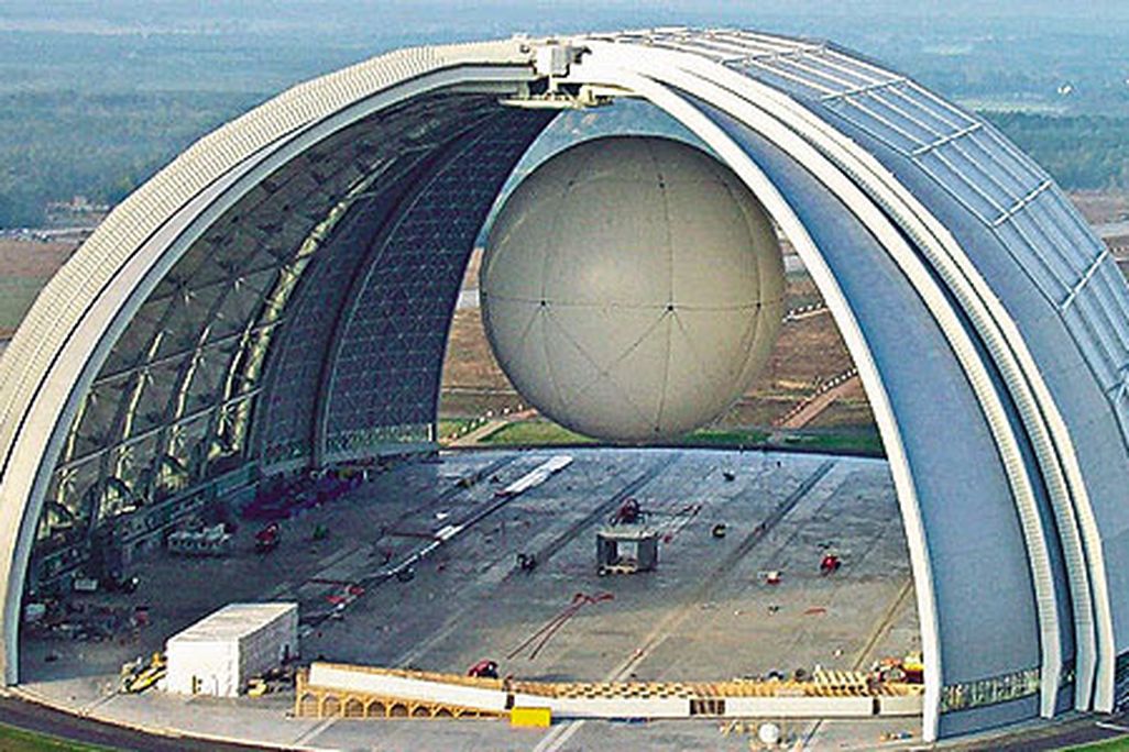 CargoLifter built the world’s largest free-standing building, big enough to hold 14 Boeing 747s, for its prototype CL-75 airship.