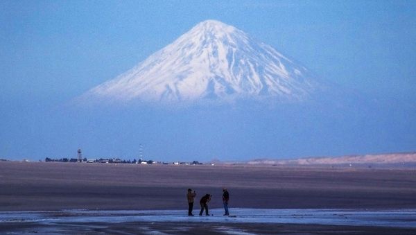 Damavand in the Grand Lake of Qom thumbnail