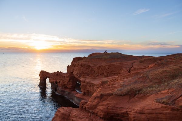 Couple standing on Cap Hérissé thumbnail