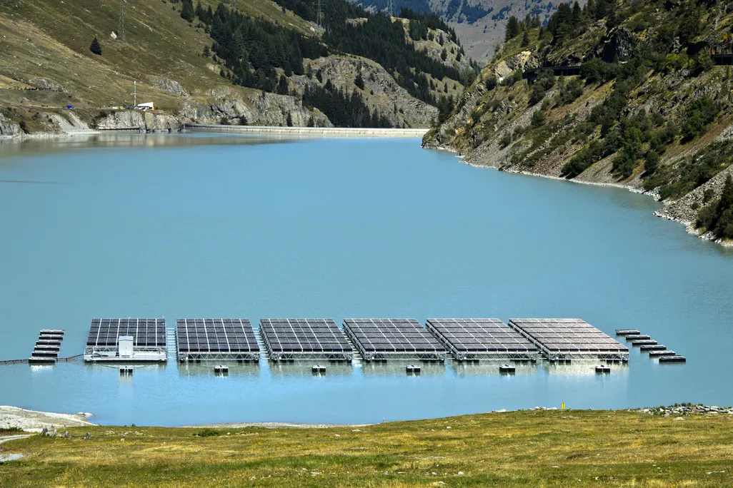 Floating solar panels on a lake