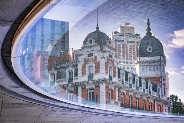 Madrid fountain reflection thumbnail