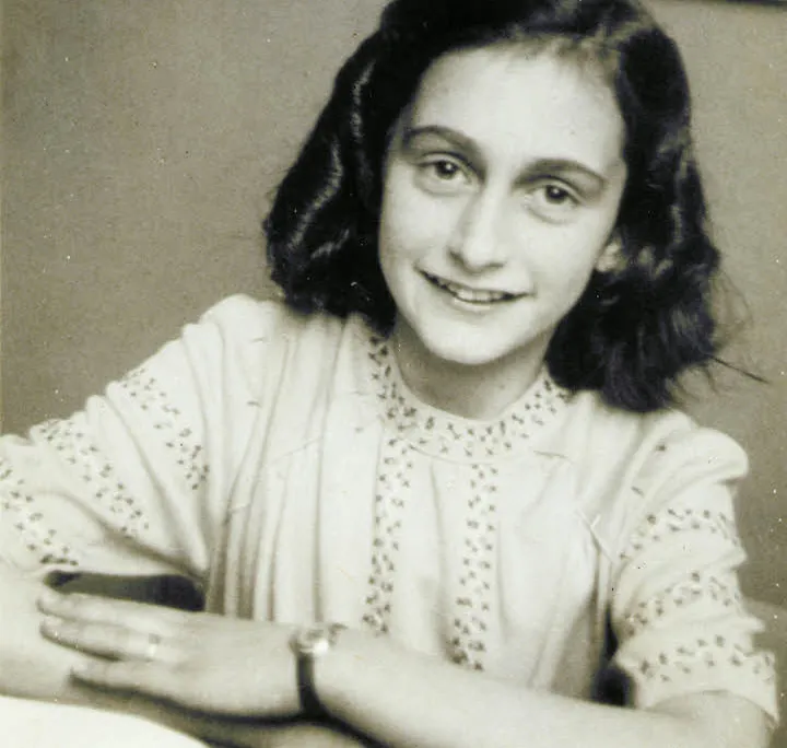 Anne_Frank_lacht_naar_de_schoolfotograaf.jpg
