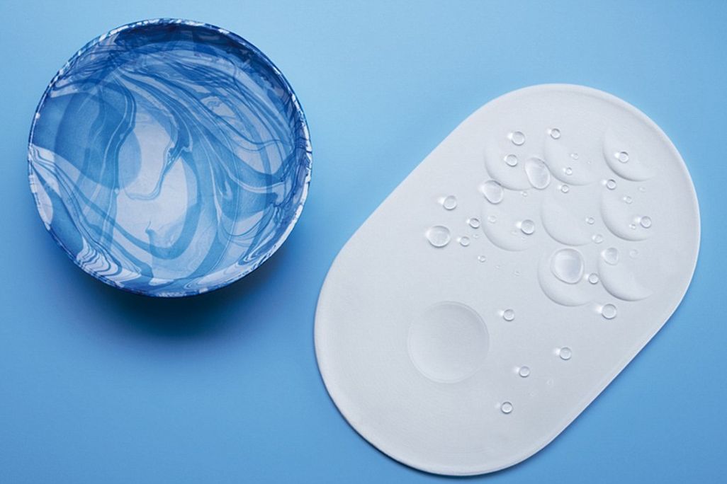 Self cleaning plate