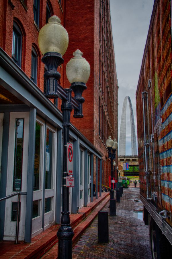 St. Louis arch through an alley. thumbnail