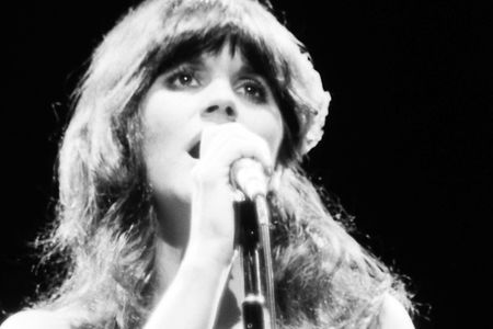 Ronstadt in concert, 1977.