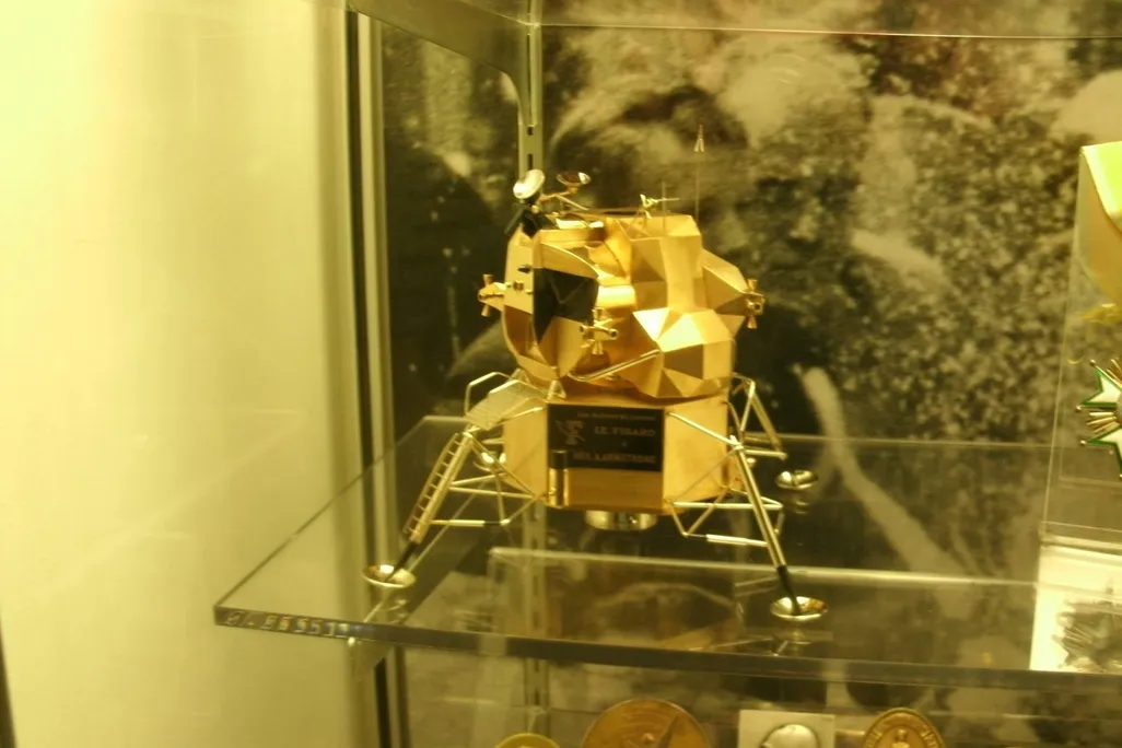 Thieves Steal Solid Gold Lunar Lander Model From Armstrong Museum