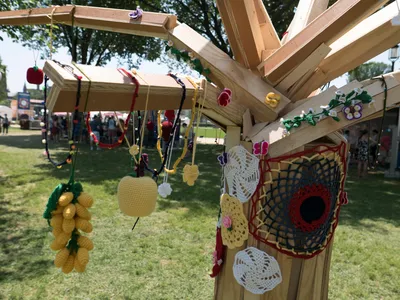 Over the course of the 2018 Folklife Festival, experienced artisans worked hand in hand with crochet novices to decorate a humble tree of life.