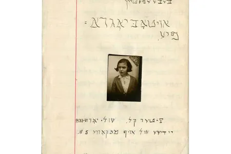 Cover of the autobiography of Beba Epstein written in the 1933-34 school year, with a picture of her. 