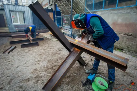 Artists in Ukraine are assisting defense groups in welding tank traps called "hedgehogs," to push back against the Russian invasion.&nbsp;