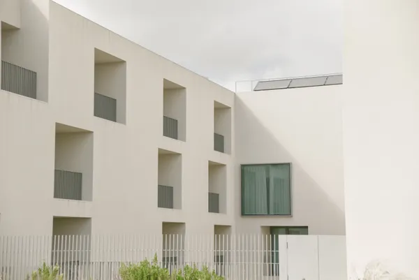 White meson in Porto thumbnail