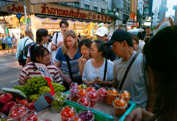 The fruit lesson of Thai street vendors thumbnail