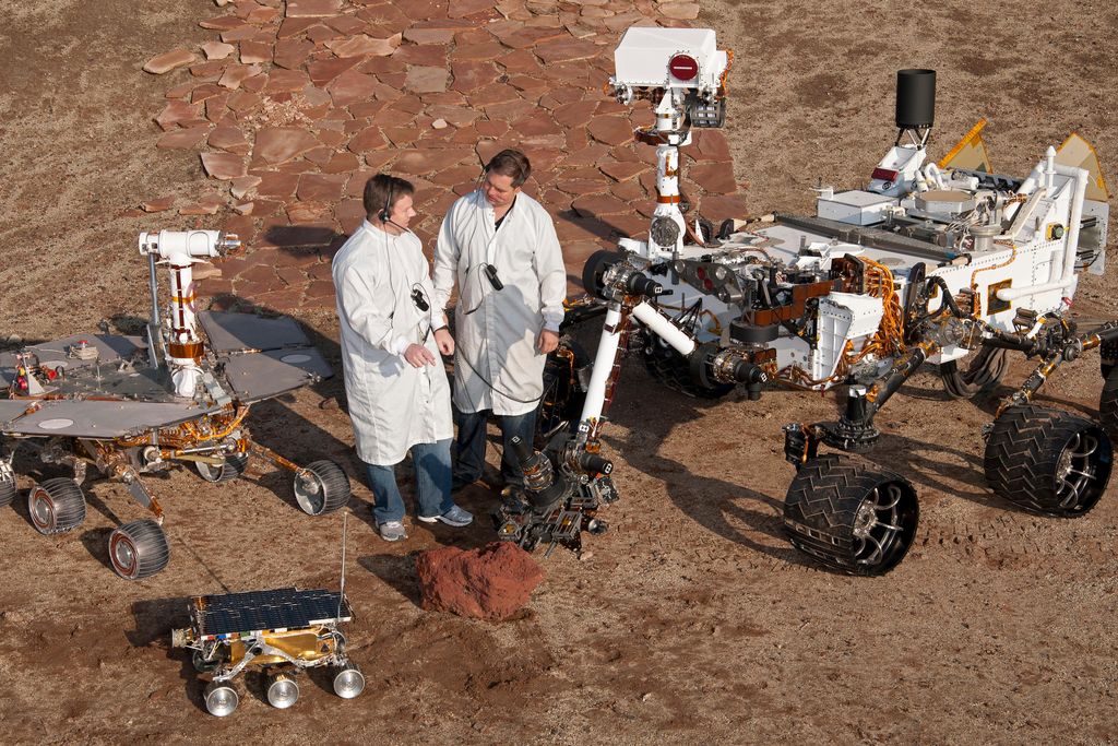 PIA15279_3rovers-stand_D2011_1215_D521.jpg