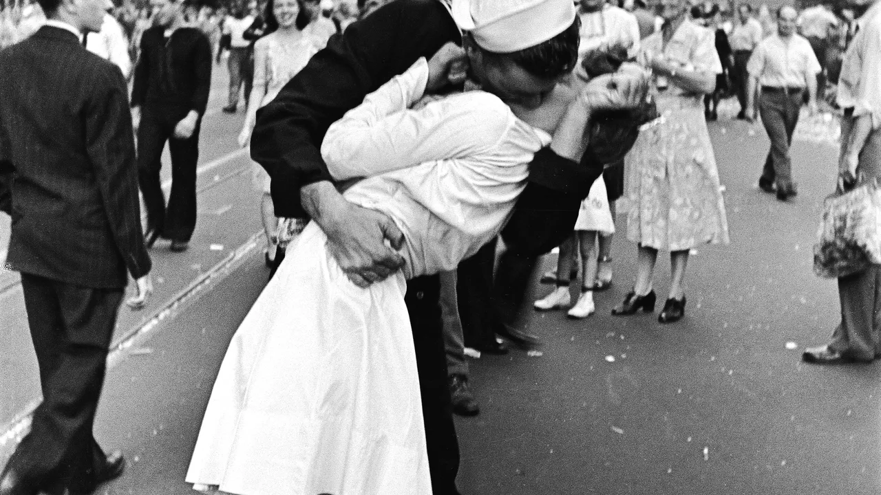 The Woman in the Iconic V-J Day Kiss Photo Died at 92, Here's Her
