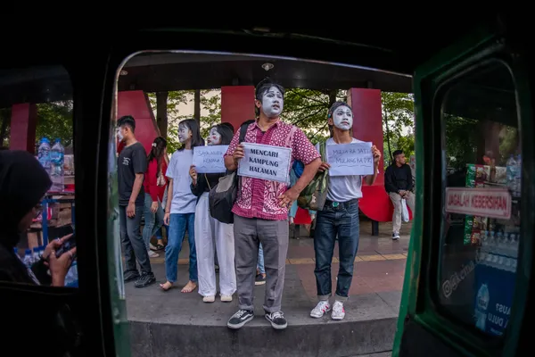 STREET PANTOMIME PERFORMANCE OF HOMECOMING TRADITION thumbnail