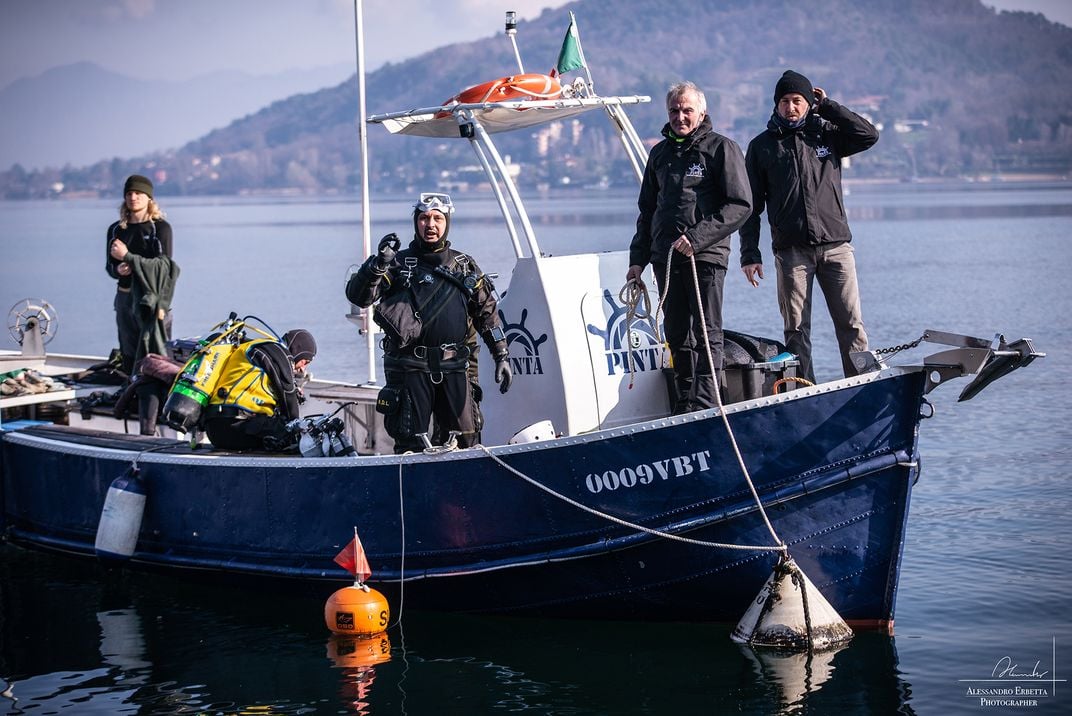 Thợ lặn Ý khôi phục truyền thống hàng thế kỷ để giúp cứu cá rô châu Âu