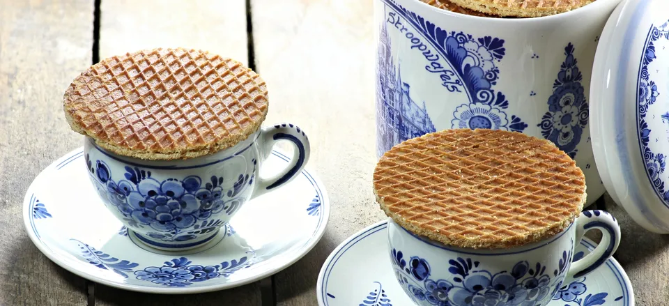  Traditional Delft porcelain and stroopwafel cookies 