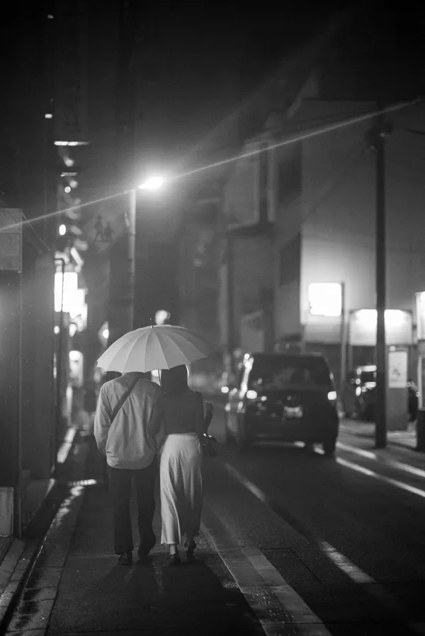 A couple strolling the streets of Kyoto in the rain thumbnail