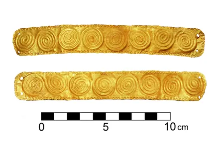 Some of the jewelry found in the tombs resembles designs worn by Queen Nefertiti.